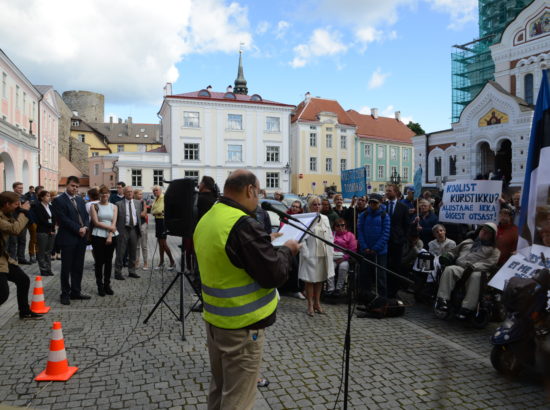 Eiki Nestor, Heljo Pikhof, Helmen Kütt, Urmas Kruuse ja Margus Tsahkna kohtusid puuetega inimestega